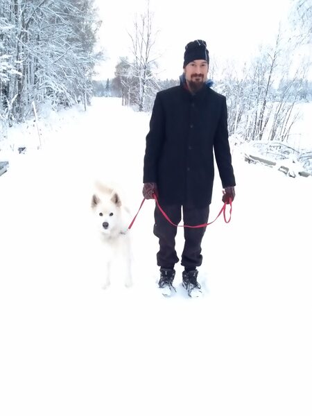 Peppe med hunden en vinterkväll på gården